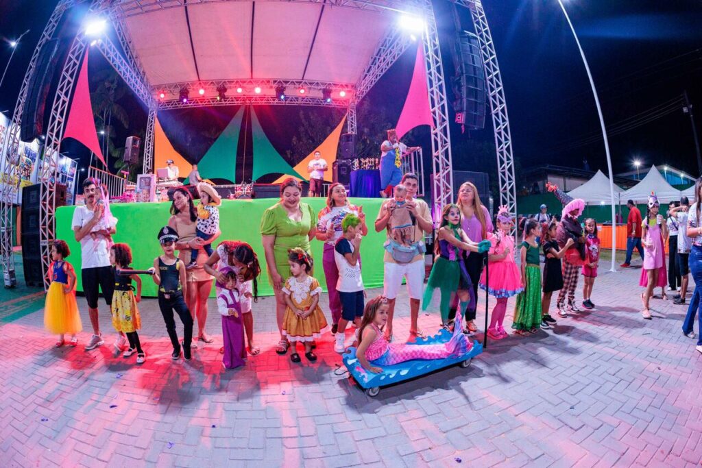 Baile infantil, concurso de fantasia e shows de samba e pagode marcam a abertura do Carnachoeira 2024